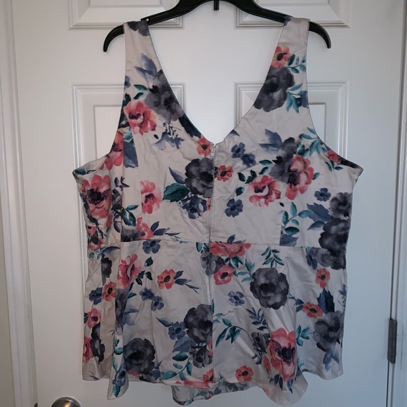 💟🌷Torrid White Floral Peplum Top - Picture 5 of 6